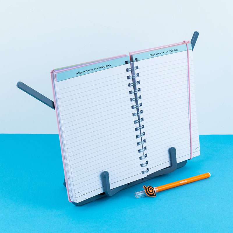 Podstawka na książki NR23-391 Naruto pomoże Ci uczyć się w komforcie i przyjemności. Dobrze zorganizowane miejsce pracy ucznia pozytywnie wpływa na nastrój, produktywność i zdrowie dziecka.