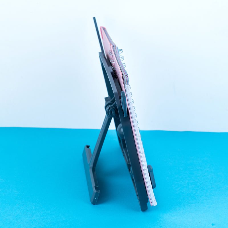 Podstawka na książki NR23-391 Naruto pomoże Ci uczyć się w komforcie i przyjemności. Dobrze zorganizowane miejsce pracy ucznia pozytywnie wpływa na nastrój, produktywność i zdrowie dziecka.