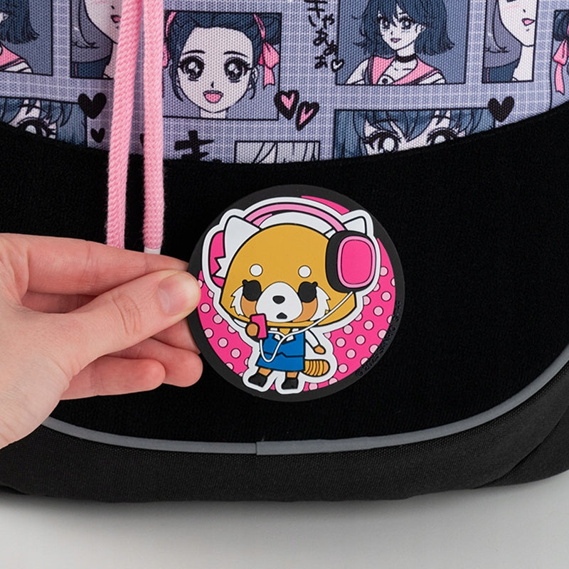 Naszywka 3D Aggretsuko Kite trzymana w dłoniach