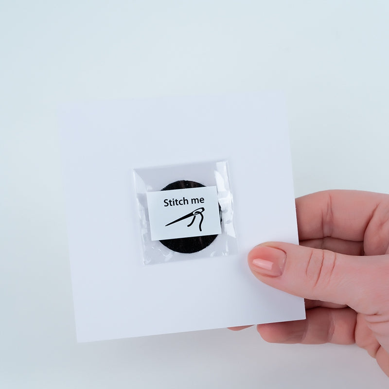 Naszywka 3D Hello Kitty Kite w opakowaniu pokazującym sposób mocowania na rzep