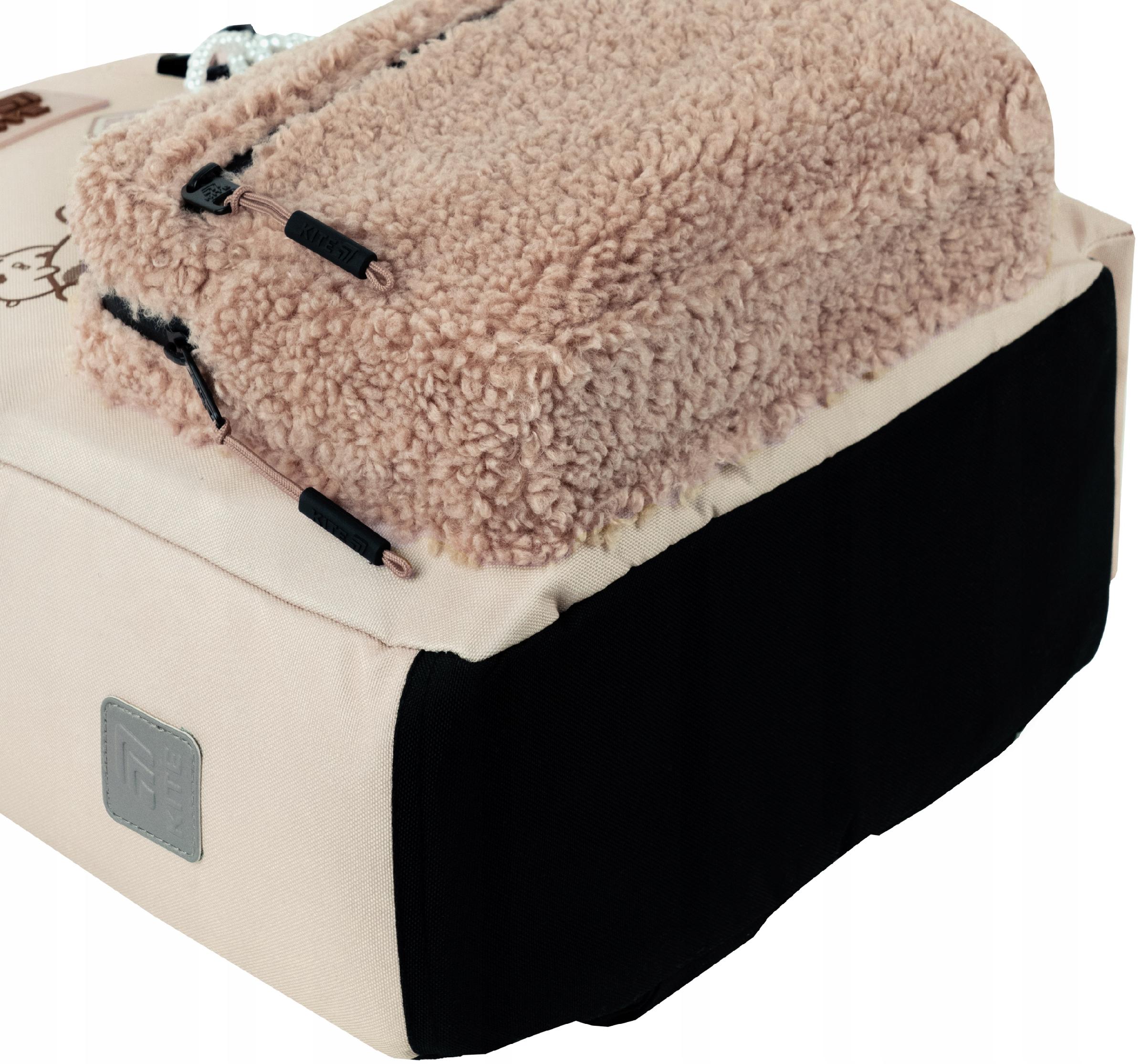 Pluszowa kieszeń plecaka Kite Molang – detal. Wzmocnione dno.