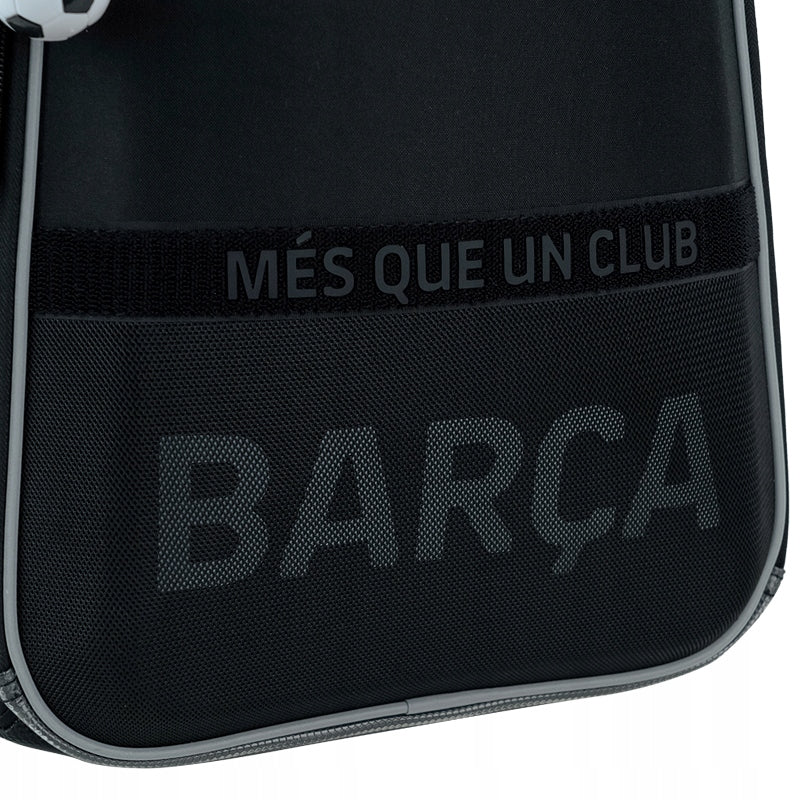 Elementy odblaskowe zwiększające bezpieczeństwo plecaka Kite FC Barcelona