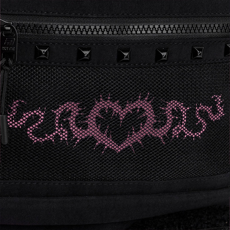 dekoracyjna siateczka na froncie plecaka