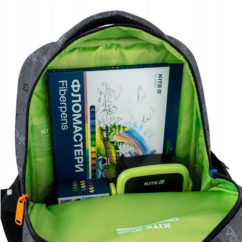 pojemna komora główna na przybory i zabawki