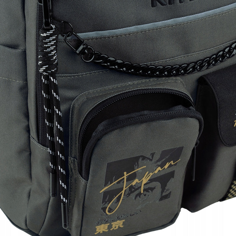 nakładana kieszeń frontowa zapinana na zamek w plecaku szkolnym