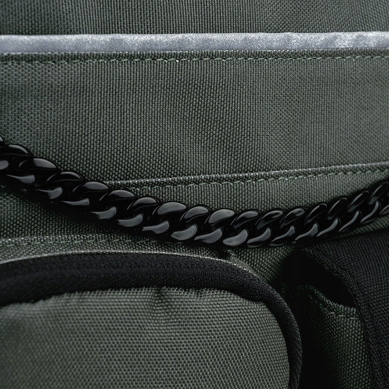 metalowy łańcuszek jako element dekoracyjny plecaka anime