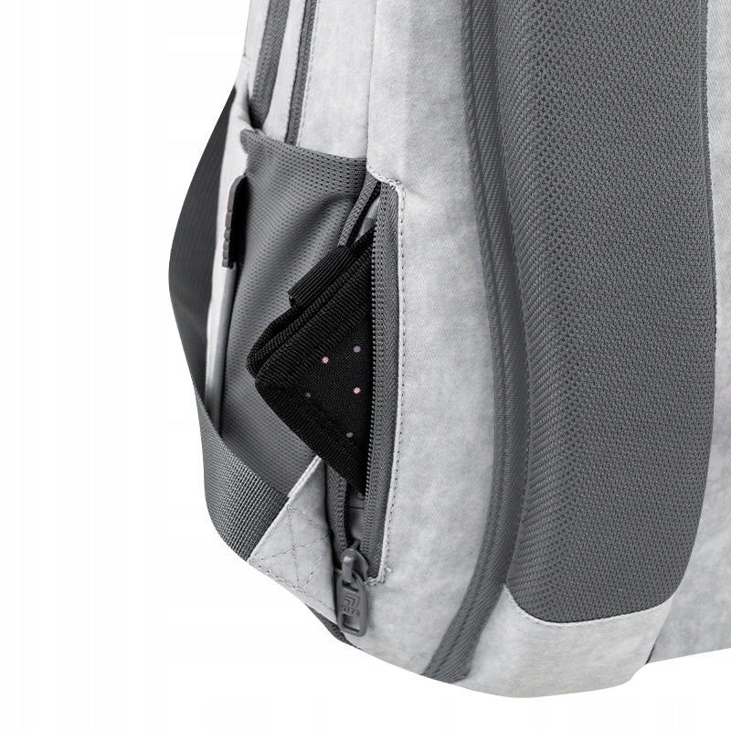 ukryta kieszeń na portfel umieszczona na plecach plecaka Hello Kitty