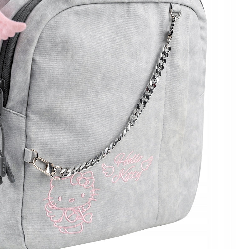 dekoracyjny metalowy łańcuszek przypięty do plecaka Hello Kitty
