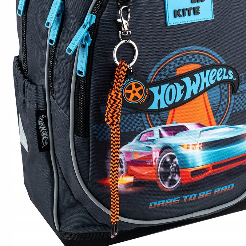 brelok na metalowym karabińczyku przypięty do plecaka Hot Wheels