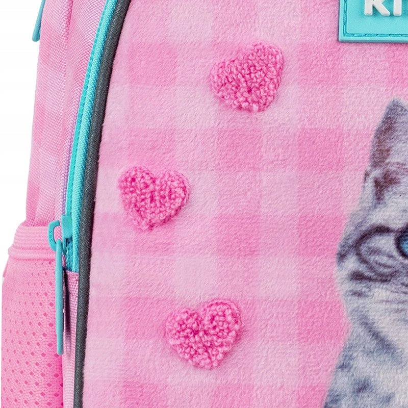Zbliżenie na miękki, puszysty materiał na przedniej kieszeni plecaka.