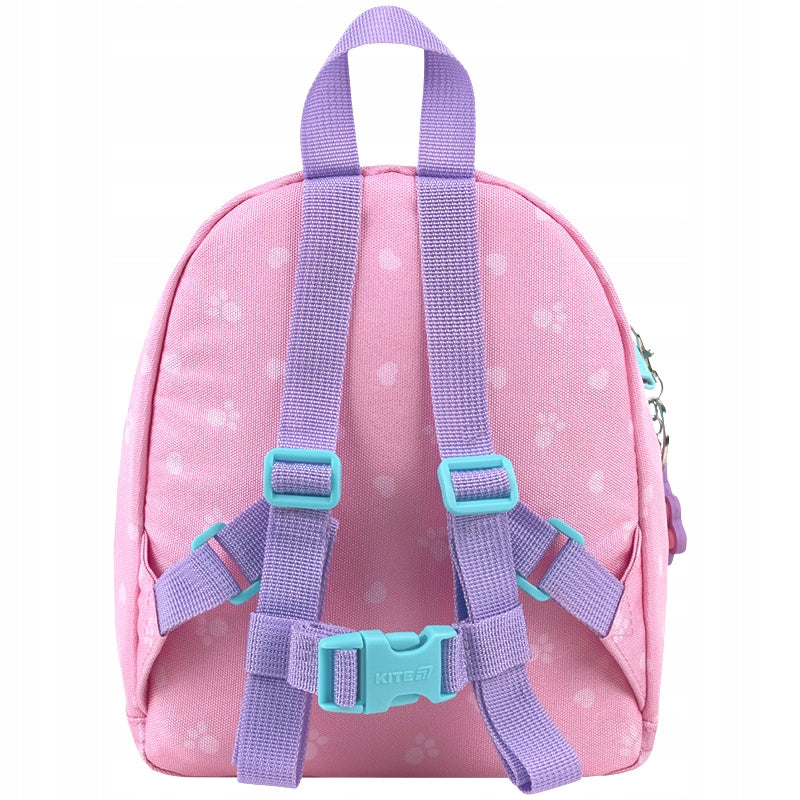 Regulowany pas piersiowy stabilizujący plecak podczas biegania i skakania.