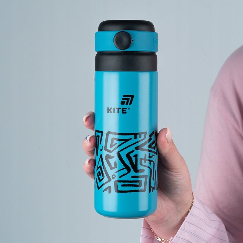 Kolorowy termos z silikonowym uchwytem - wygoda noszenia