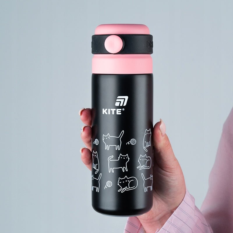 Człowiek trzymające termos Kite 500 ml - w użyciu