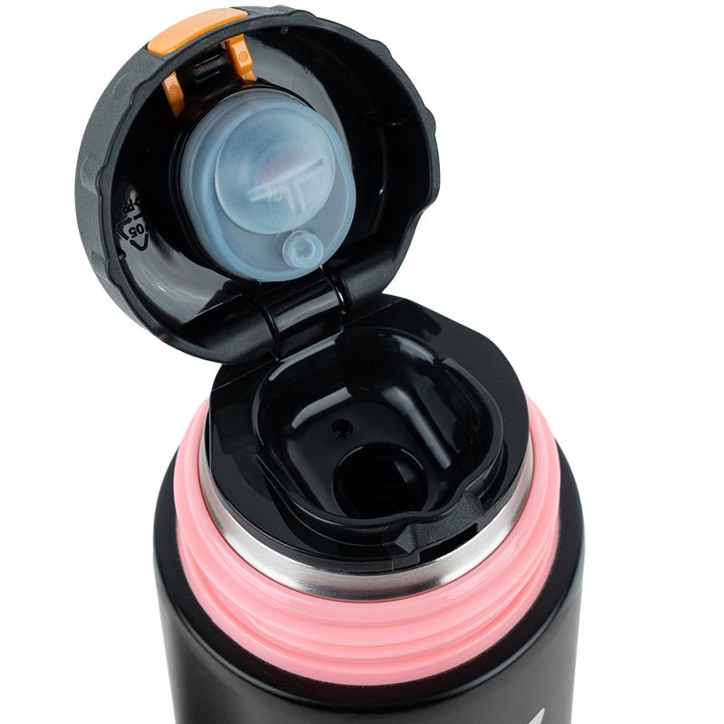 Widok z góry na otwarty termos z napojem