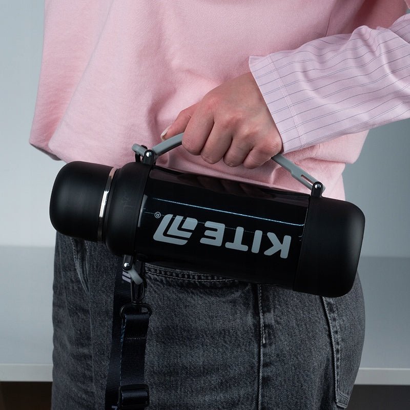 Termos podróżny z trwałym nadrukiem i wygodnym paskiem