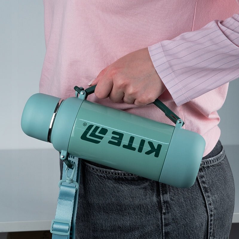 Termos do napojów zimnych i gorących z wygodnym paskiem