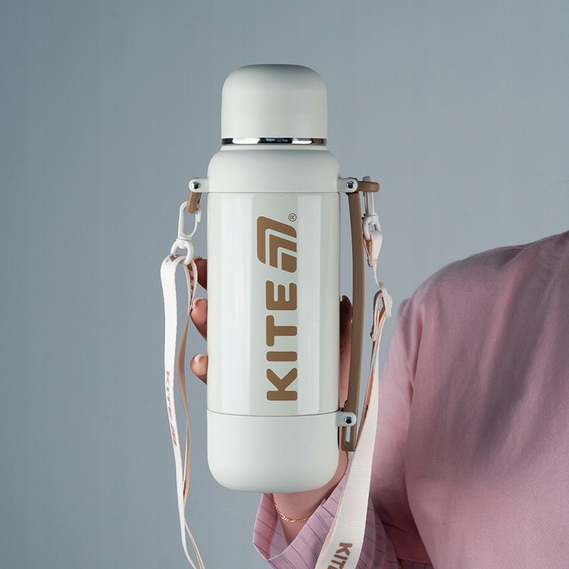 Termos z gumowanym uchwytem i tekstylnym paskiem na karabinkach