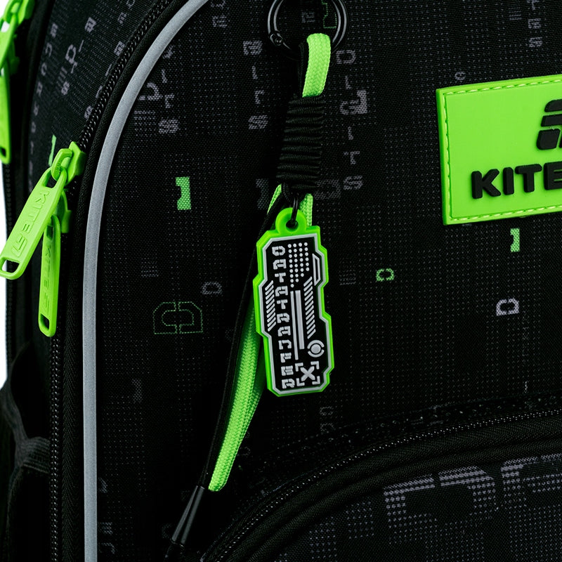 Tornister szkolny ortopedyczny – dekoracyjne naszywki i zawieszki