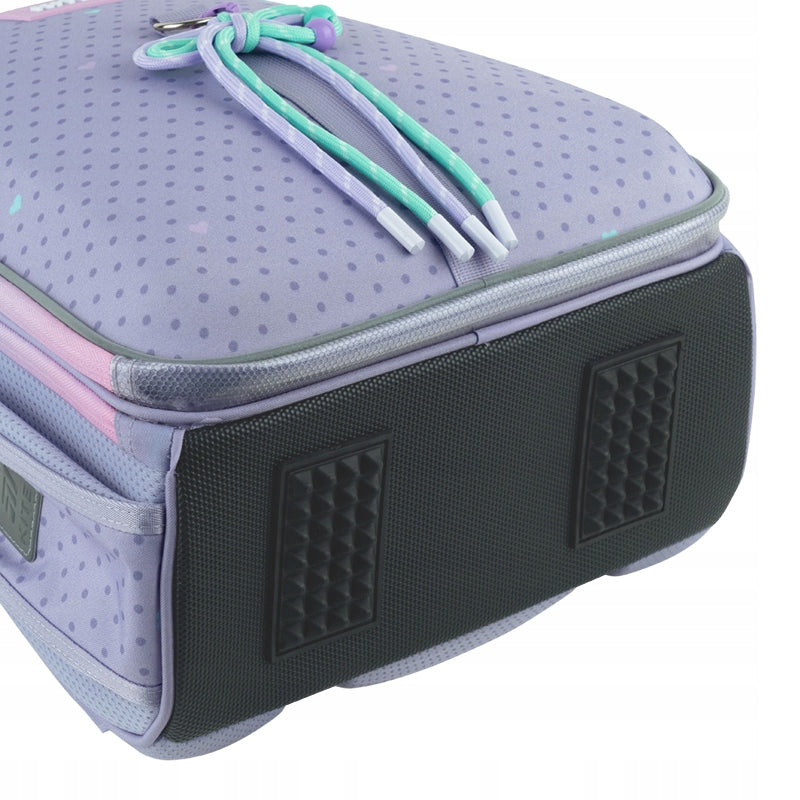 Wzmocnione gumowane dno z nóżkami w tornistrze Kite K26-531M