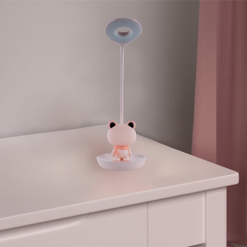 Lampka rozowa zabka na stole