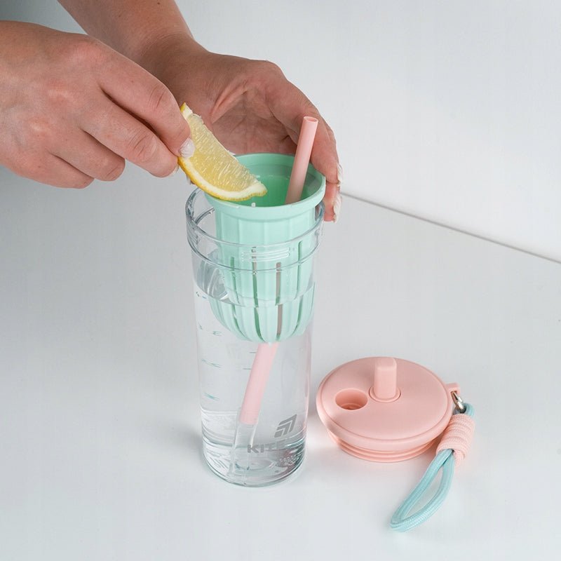 Lekki i bezpieczny bidon z tritanu z miarką na korpusie