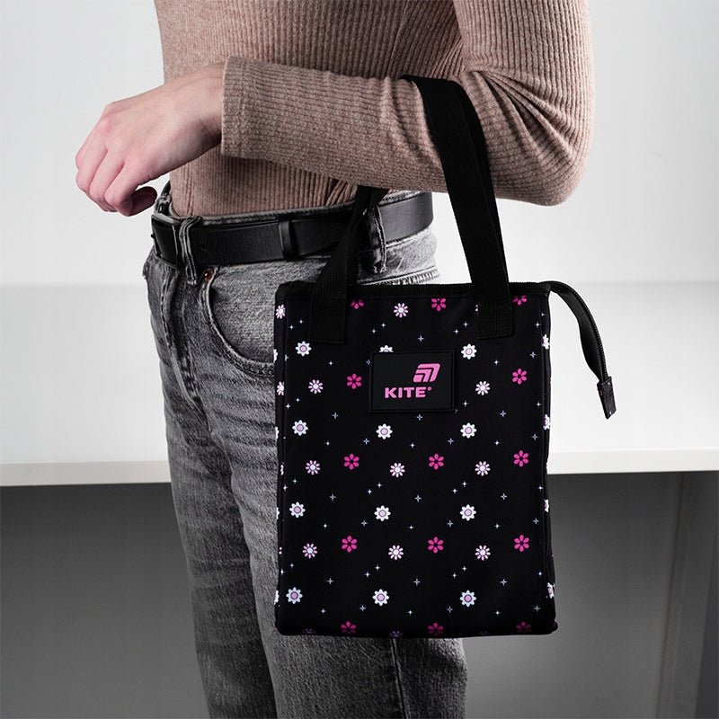 Stylowa torba na lunch Kite K24-2707-6 w kolorze czarnym z izolacją foliową i subtelnymi zdobieniami.