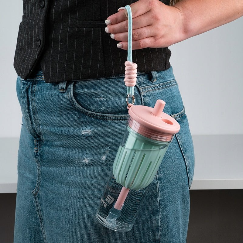 Butelka z rurką i silikonowym uchwytem – do picia w ruchu