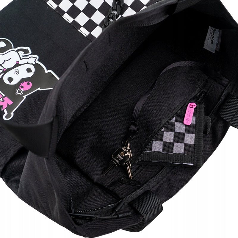 Wnętrze czarnej torby Kuromi Kite z kieszenią na zamek, uchwytem na klucze i dodatkową kieszonką na portfel lub drobiazgi.