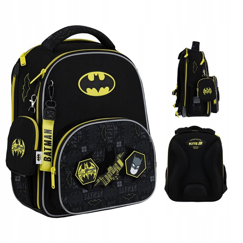 Ortopedyczny tornister Kite DC25-556M z licencją DC Batman, z elastycznymi kieszeniami bocznymi, odblaskami i portfelem na karabińczyku.