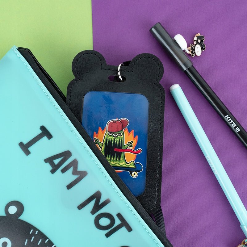 Pomarańczowy identyfikator Kite K24-296-3 z przezroczystą kieszenią i karabińczykiem dla dzieci