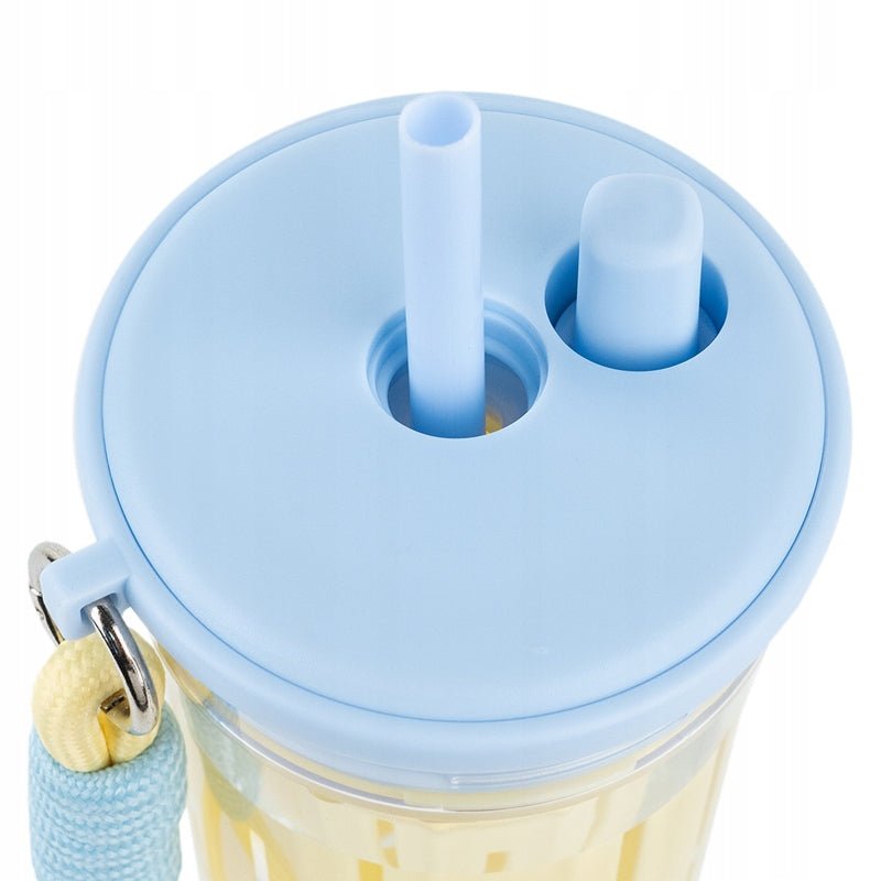 Kolorowy kubek z tritanu z wkładką i uchwytem do przenoszenia