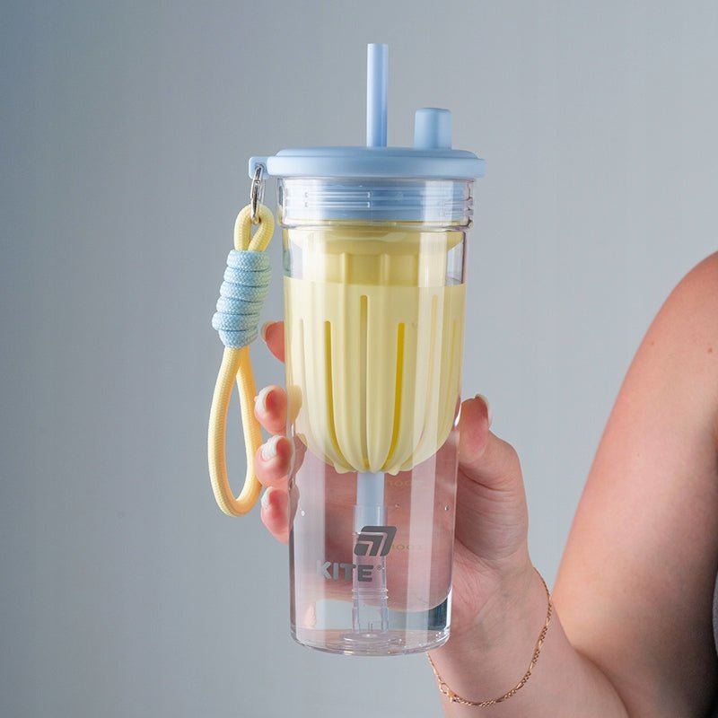 Stylowy bidon z silikonowym pierścieniem i bezpieczną nakrętką