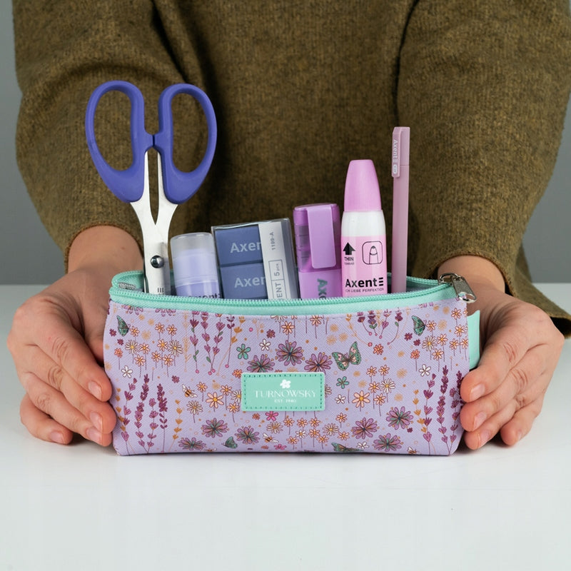 Fioletowe etui Axent wypełnione przyborami piśmienniczymi.