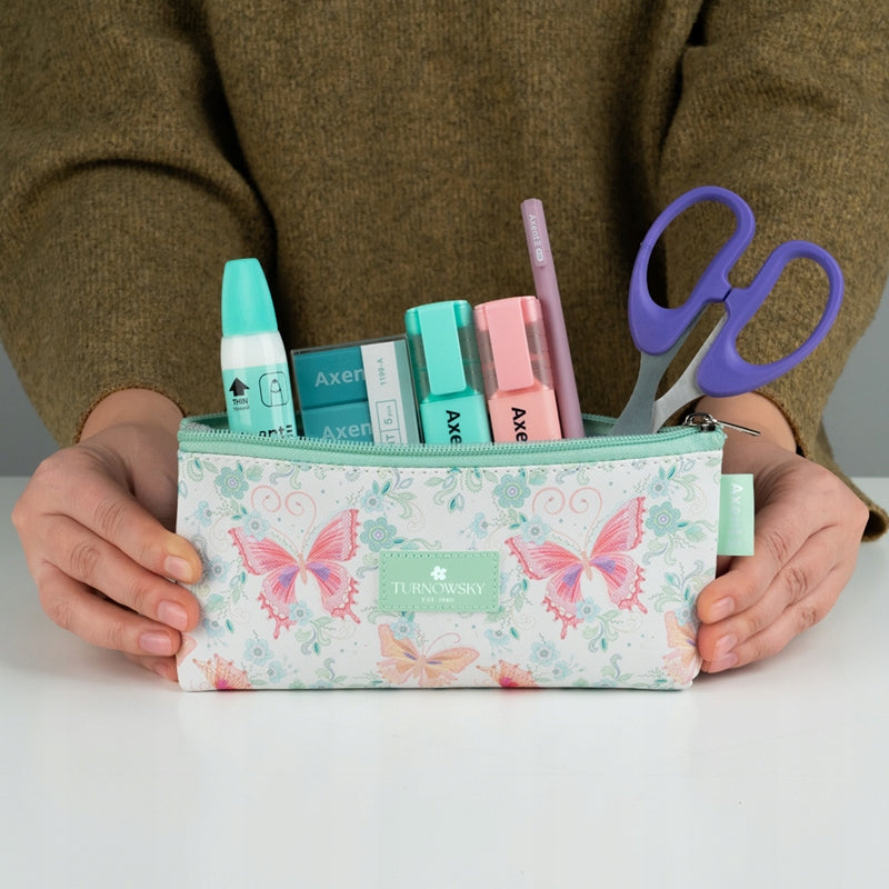 Zielony piórnik Axent wypełniony przyborami, prezentujący jego pojemność.