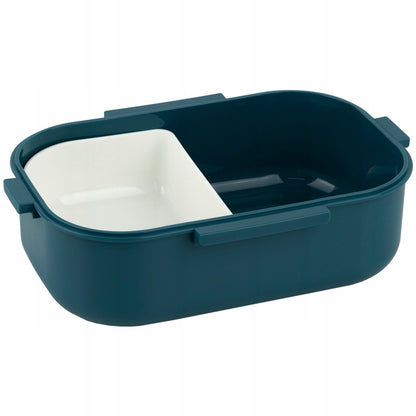 Wnętrze lunchboxa z przegrodami i kompletem sztućców