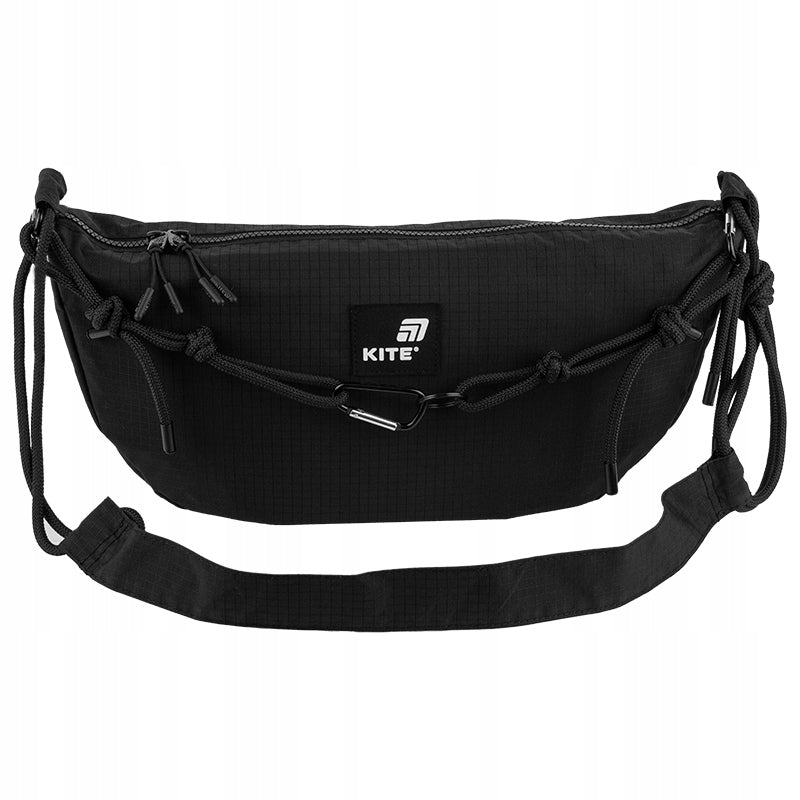 Torba crossbody czarna Kite – przód z kieszenią na zamek i logo