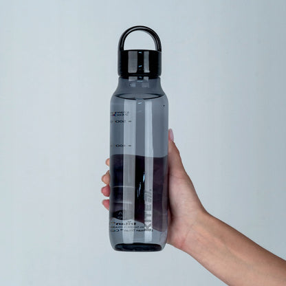 Butelka tritanowa szara 670 ml na wodę przezroczysta z uchwytem Kite