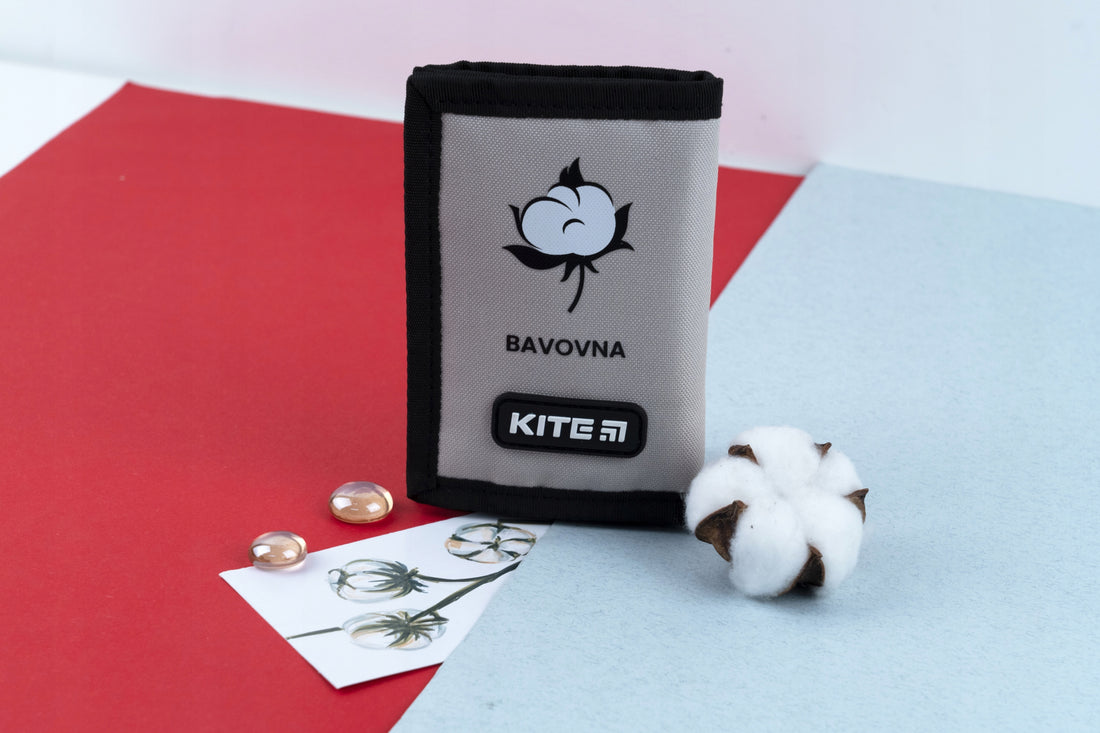 Portfel ponadczasowy poliester poziomy beżowy Kite K23-598-3 każdy powinien mieć to akcesorium. Pomaga zebrać i uporządkować, a także pozwala zachować porządek. Jest lekki, kompaktowy i bardzo pojemny.