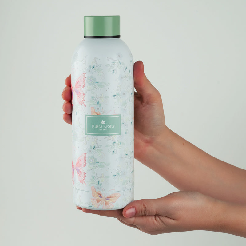 Osoba trzymająca zieloną butelkę termiczną Axent Nature’s Melody.