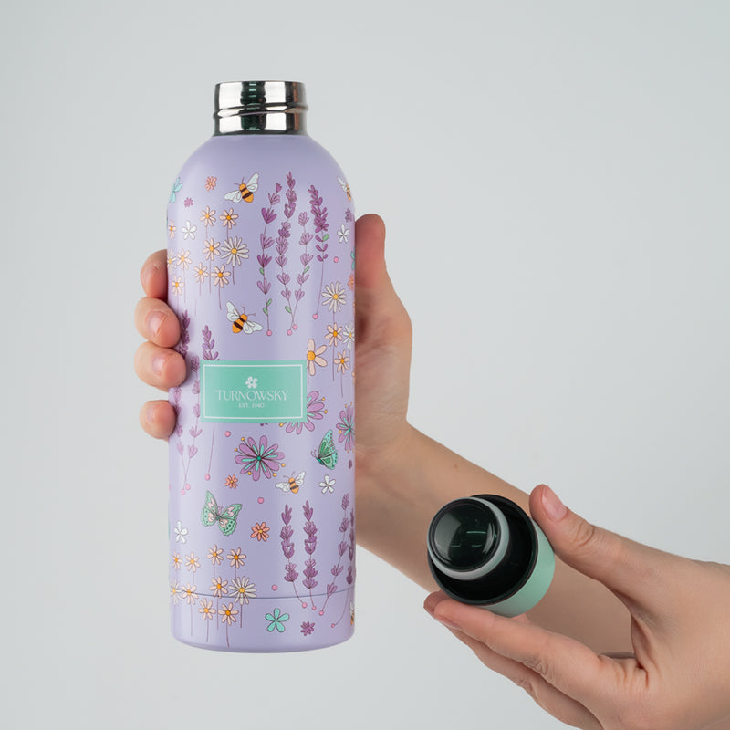 Zbliżenie na szczelny korek fioletowej butelki termicznej.