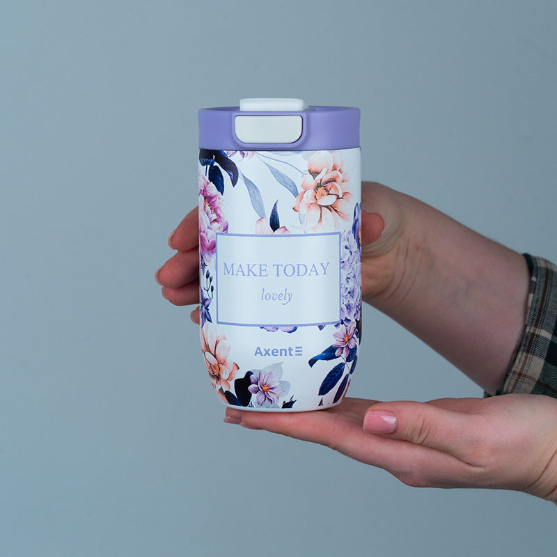 Termokubek Axent 350 ml w kolorze fioletowym trzymany w dłoniach.