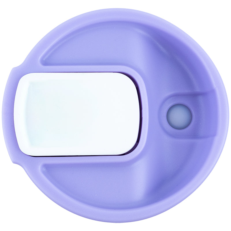 Widok na otwarty zawór do picia w pokrywce termokubka Axent.