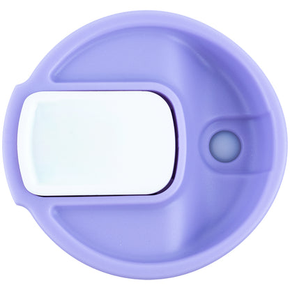 Widok na otwarty zawór do picia w pokrywce termokubka Axent.