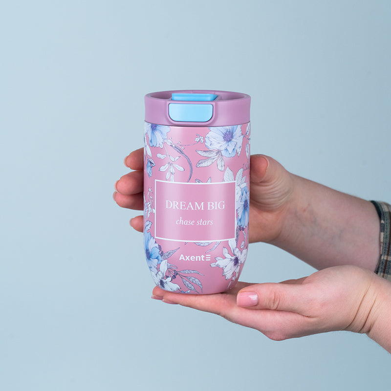 Termokubek Axent 350 ml z motywem Blue Elegance trzymany w dłoniach.