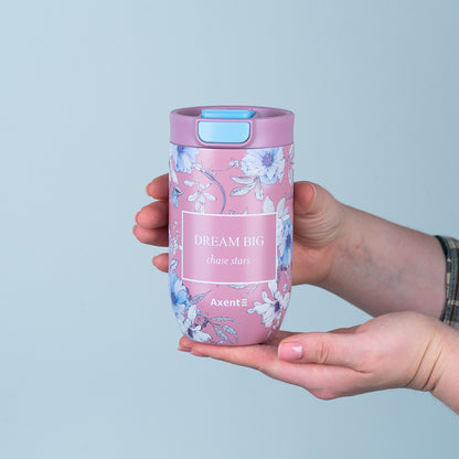 Termokubek Axent 350 ml z motywem Blue Elegance trzymany w dłoniach.