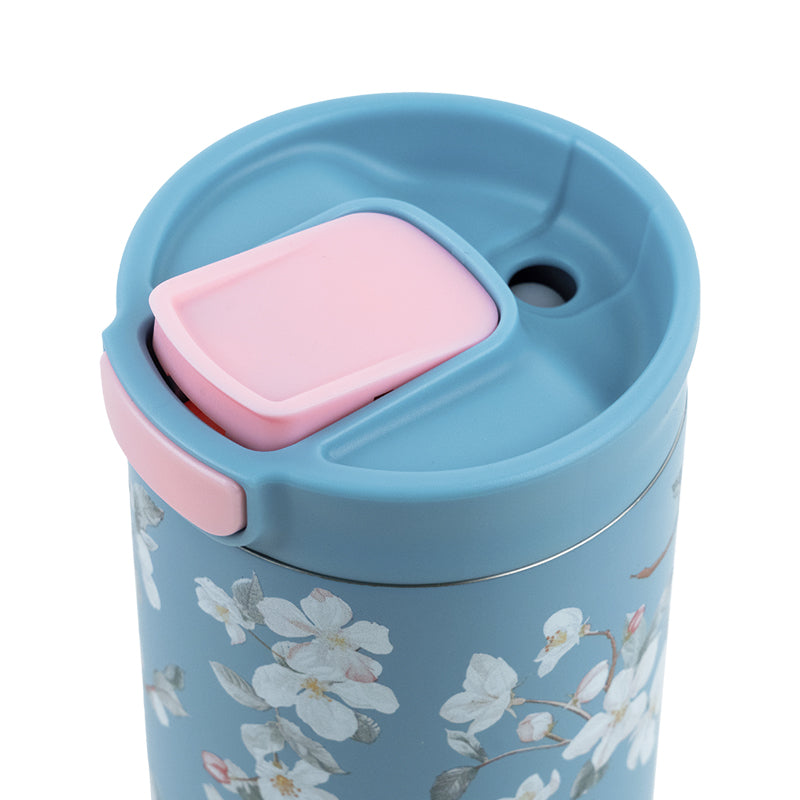 Widok na otwarty zawór do picia w pokrywce termokubka Axent.