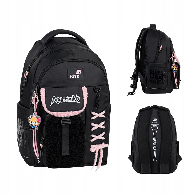 Zestawienie ujęć czarnego plecaka Kite Aggretsuko z teksturowanej tkaniny bouclé.