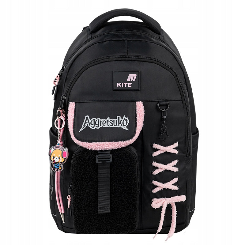 Czarny młodzieżowy plecak Kite Aggretsuko zaprezentowany w całości.
