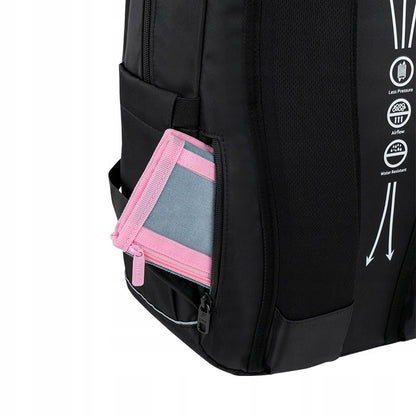 Ukryta kieszeń w plecach plecaka na bezpieczne przechowywanie portfela.