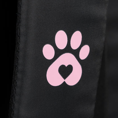 Zbliżenie na uroczy print w kształcie łapki umieszczony na fakturze tkaniny bouclé.